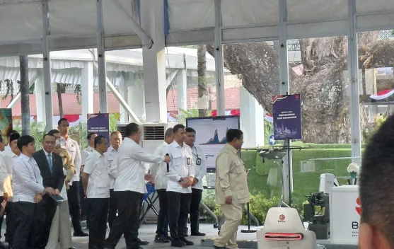 Momen Presiden Prabowo Tinjau Booth milik Peneliti BRIN