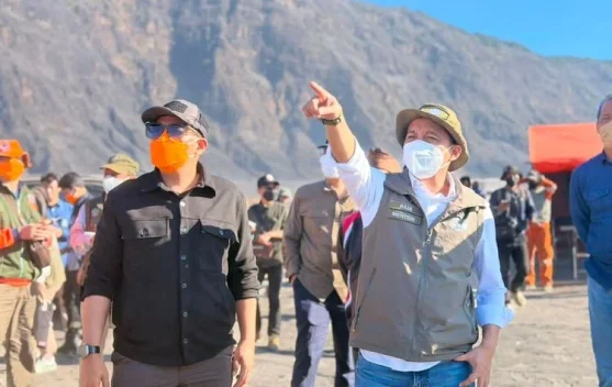 Menhut Raja Juli Pantau Pemadaman Karhutla di Gunung Bromo