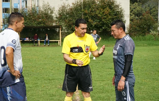 Sebelum Ada Peluit, Begini Cara Wasit Menghentikan Pertandingan Sepak Bola