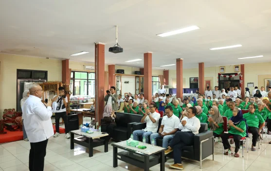 LPDB Koperasi Salurkan Ratusan Paket Bansos untuk Lansia