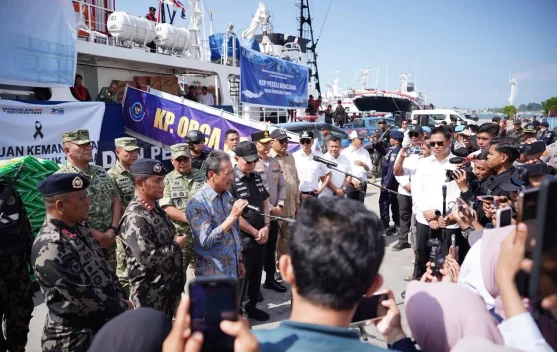 Trenggono Kerahkan Kapal Pengawas Angkut Bantuan ke NTT