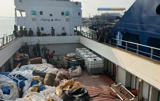 BNN Sita 2,6 Ton Narkotika Cair dari Kapal MV Ocean Porter