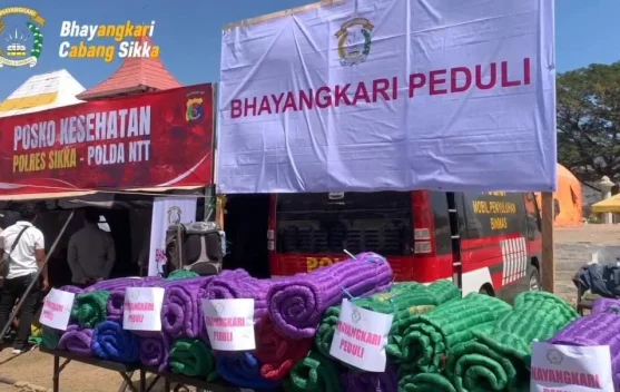 Bhayangkari dan Polda NTT Salurkan Bantuan bagi Pengungsi Gempa Sikka