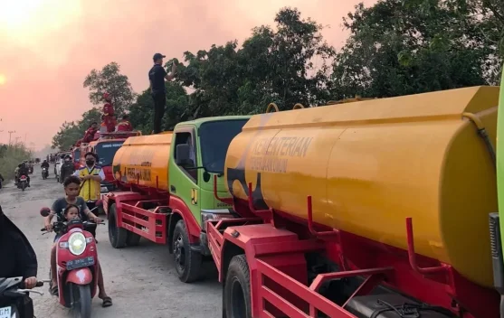 Kementerian PU Kerahkan Dua Truk Tangki Dukung Pemadaman Karhutla Tanjung Selor