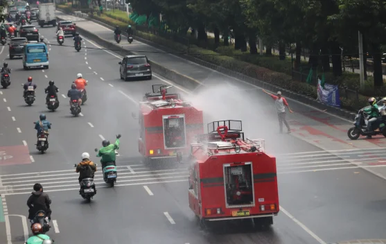 Kodam Jaya Bersihkan Debu Vulkanik Gunakan 147 Water Tank