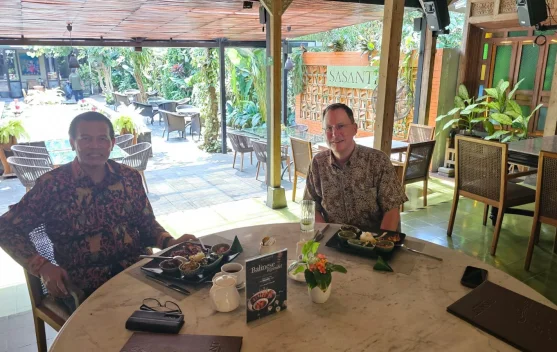 Diskusi Dua Jam yang Sangat Bermakna Bersama Prof. Dr. Craig Hall