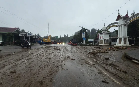 Kementerian PU Tangani Jalan Nasional Terdampak Banjir Bandang di Solok