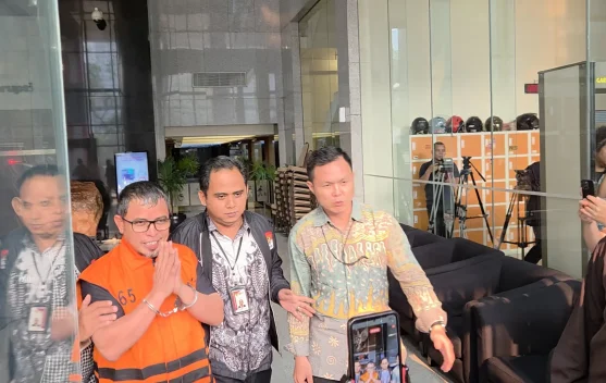 Bupati Bolaang Mongondow Utara Kenakan Rompi Oranye KPK