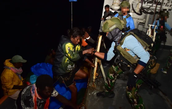 Misi Kemanusiaan KRI dr. Wahidin, 11 Warga PNG Diselamatkan di Laut Pasifik