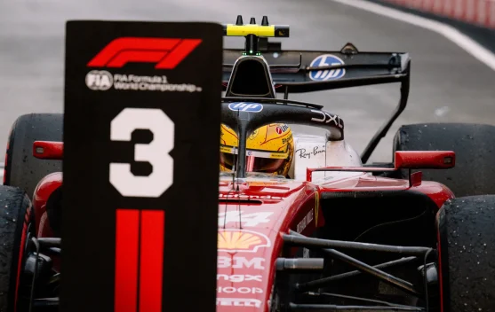 Akui Salah Strategi, Hamilton Bangkit dan Amankan Podium Ketiga di Sepang