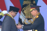 Kapolri Anugerahkan Medali Loka Praja Samrakshana kepada Presiden Prabowo