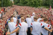 Ribuan Warga Oslo Sambut Timnas Norwegia dengan Selebrasi 'Viking Row'