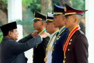 Presiden Prabowo Sematkan Penghargaan Adhi Makayasa ke Empat Perwira TNI-Polri