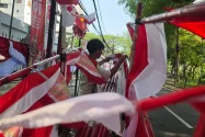 'Gerobak Merah Putih', Kisah Pedagang Menjemput Rezeki di Bulan Kemerdekaan