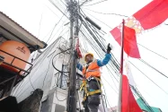 Dekorasi HUT RI Wajib Berjarak Tiga Meter dari Jaringan Listrik, Ini Alasan PLN!