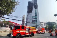 Masih Ada Titik Panas, Damkar Terus Berjibaku Dinginkan Gedung Bapenda DKI