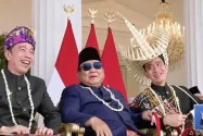 Momen Hangat Presiden Prabowo Didampingi Jokowi-Gibran Saksikan Atraksi Pesawat