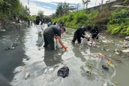 Dilanda Krisis, Warga Tangerang Terpaksa Konsumsi Air Keruh Berbau