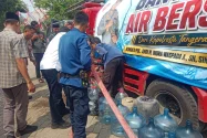 Sulit Air Bersih, Warga Kabupaten Tangerang Rela Antre hingga Berkilometer