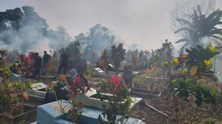 Tradisi Menyambut Ramadhan, Warga Ranai Bersihkan TPU dan Rumah Ibadah