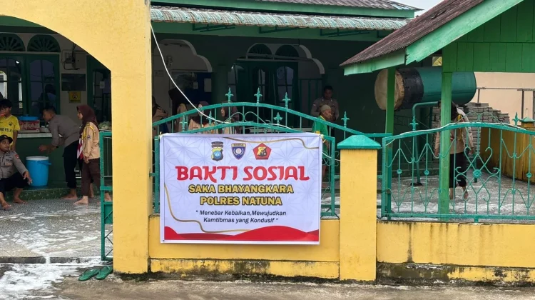 Saka Bhayangkara Polres Natuna Bersihkan Masjid Sambut Ramadhan