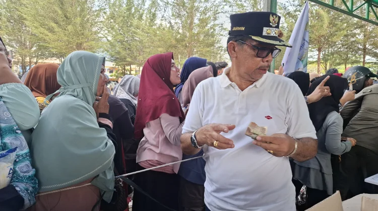Wabup Jarmin Sidik Tinjau Pasar Murah