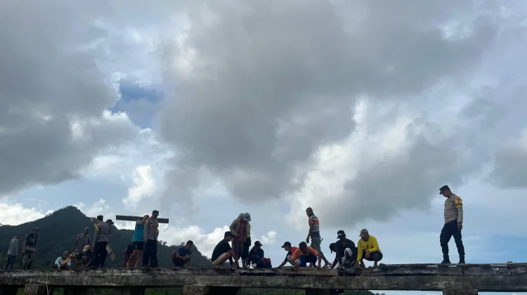 Polres Natuna Perbaiki Jembatan dan Pelabuhan Rakyat Desa Hilir