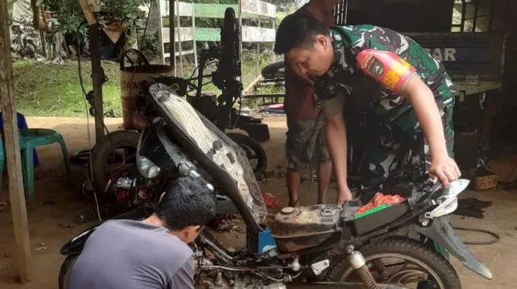 Komsos Rutin Babinsa Air Kumpai Suak Midai Bersama Warga