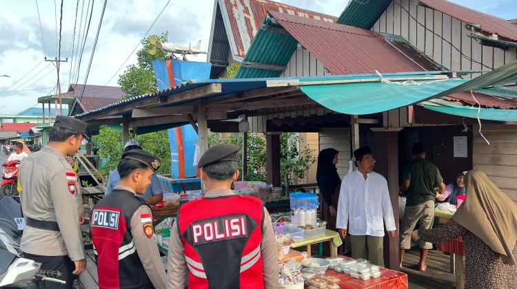 Polsek Bunguran Barat Amankan Pasar Ramadhan 1447 H di Sedanau