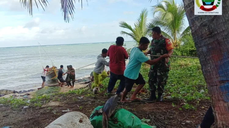 Babisa Desa Air Putih Bersama Warga, Bantu Nelayan Tarik Pompong Ke-Darat