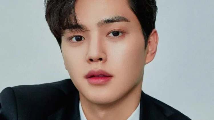 Aktor Song Kang Akan Mempertimbangkan Membintangi Drama Romantis