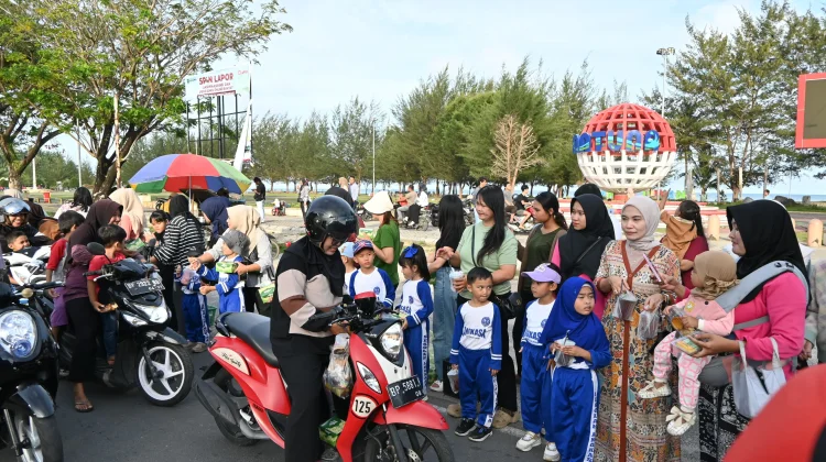 Murid TK dan KB Angkasa Lanud RSA Natuna Berbagi Takjil Gratis