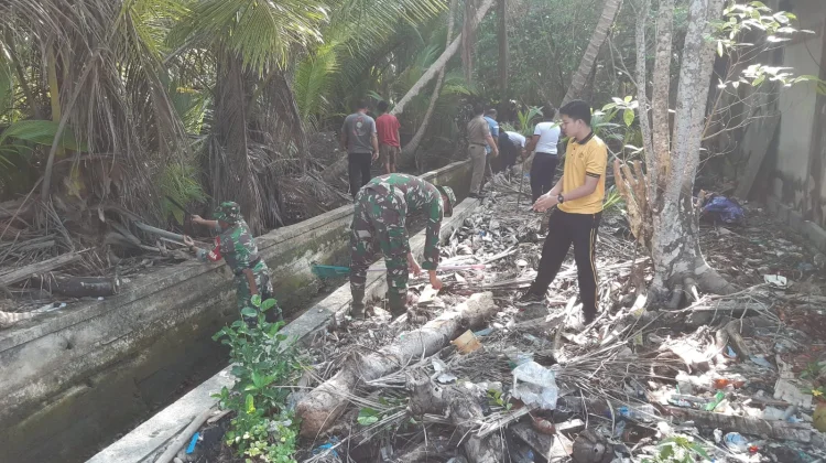 Koramil 05/Midai Bersama Warga Melaksanakan Gerakan Lingkungan Bebas Sampah