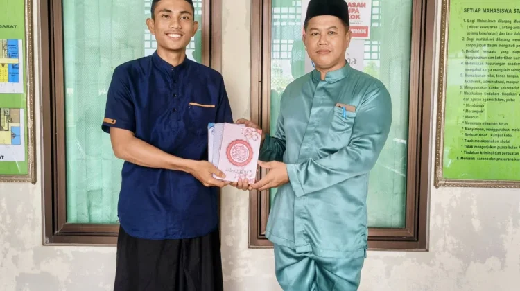 Dukung Program Safari Ramadhan, Dosen STAI Natuna Wakafkan Alquran