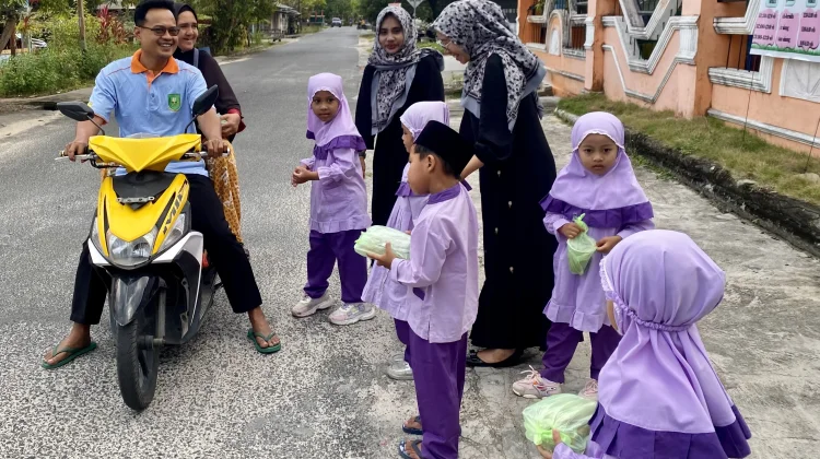 KB dan TK Muslimat NU Natuna Berbagi Takjil Ramadan