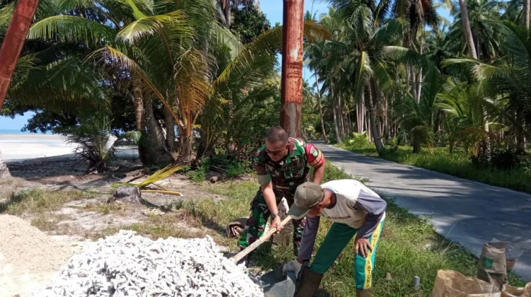 Komsos Rutin Babinsa Desa Air Putih Bersama Warga Desa Binaan
