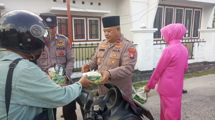 Polres Natuna Berbagi Takjil Warnai Ramadhan Ranai