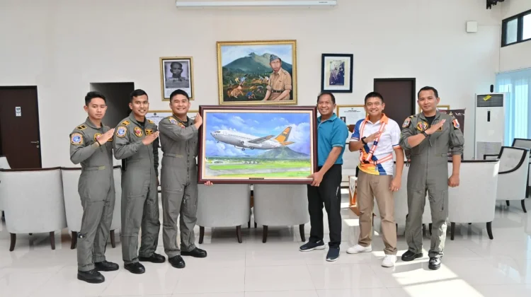 Danlanud RSA Terima Lukisan Pesawat dari Camar Family