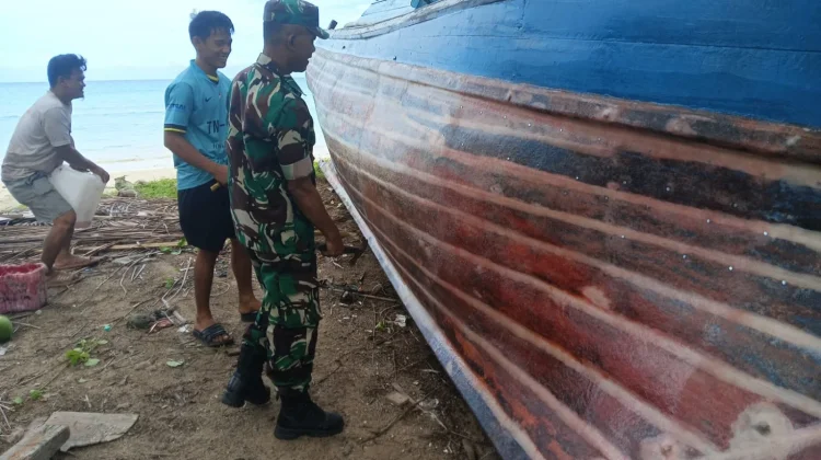 Babinsa Serka Johan Syah Pantau Perbaikan Pompong Nelayan di Kelurahan Sabang Bar