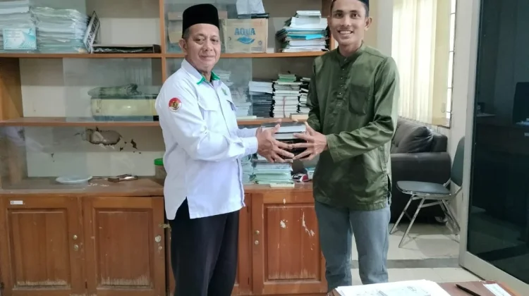 Kemenag Natuna Serahkan Wakaf Al-Qur'an Kepada Dema STAI