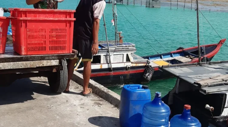 Babinsa Desa Air Kumpai Rutin Lakukan Komsos dengan Warga