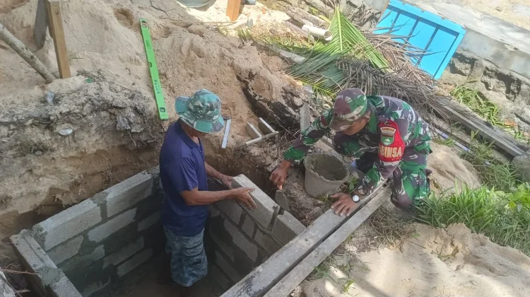 Babinsa Kadur Bantu Bangun Septic Tank