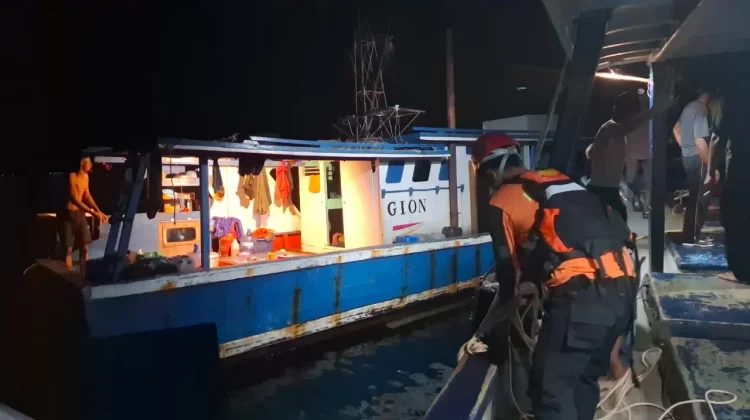 Kapal Pompong Putra Natuna Bocor, Empat Awak Selamat