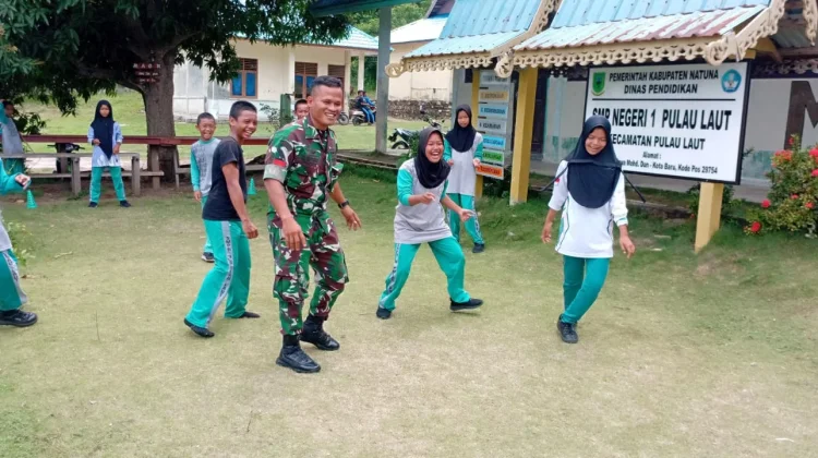 Babinsa Kadur Komsos di SMPN 1