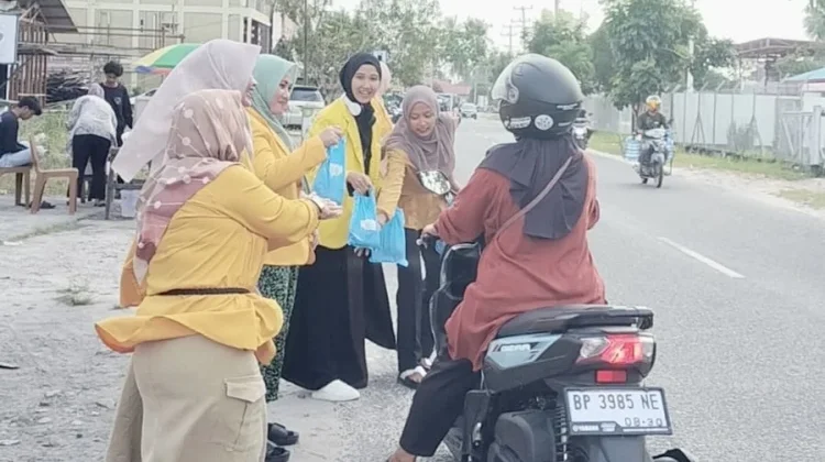 SALUT UT Natuna Bagikan 330 Takjil untuk Warga