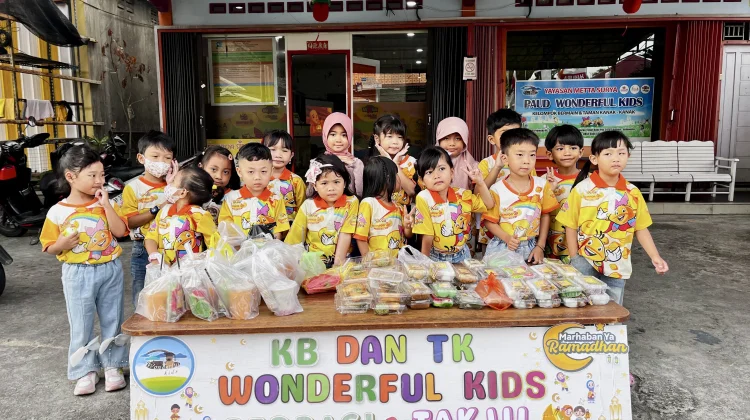 Semangat Berbagi Takjil dari Siswa Wonderful Kids