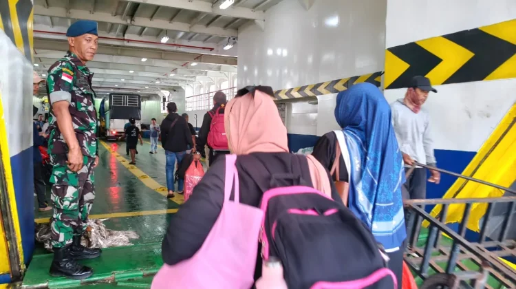 Babinterau Lanud RSA Amankan Kedatangan Kapal di Pelabuhan Ranai