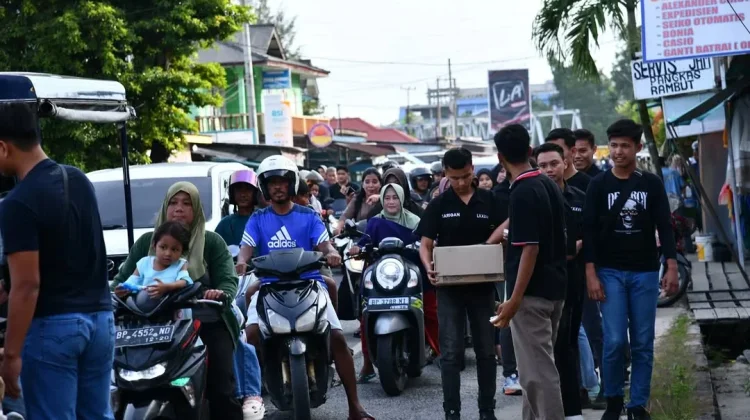 Personel Bujangan Lanud RSA Berbagi Takjil Gratis