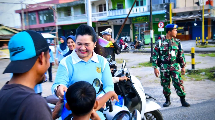 PIA Ardhya Garini Lanud RSA Natuna  Berbagi Takjil