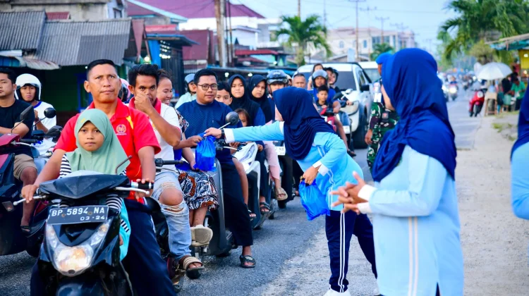 Takjil Gratis dan Senyum Warga Warnai Aksi Ramadhan PIA Ardhya Garini Lanud RSA